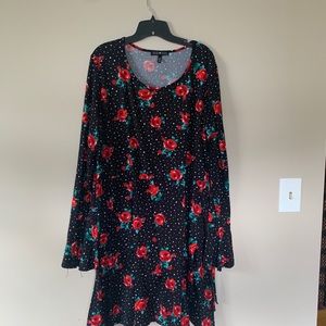 Cute dress with flowy sleeves